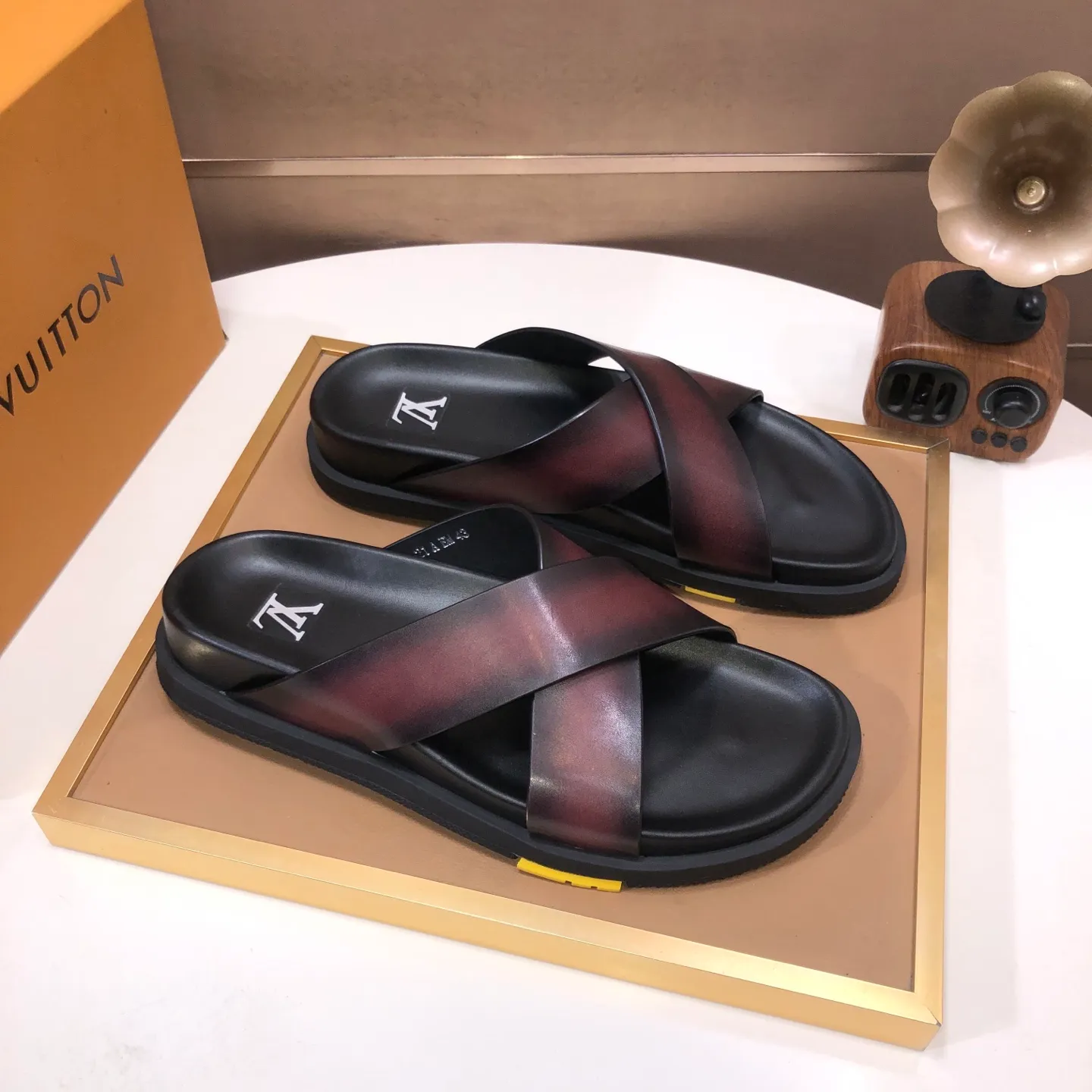 Men's shoes 💰400💰 [Louis Vuitton LV slippers] (high-end cowhide) counter 1:1 fashion style, a must-have for summer! The designer used LV’s iconic outsole. The original simple slippers instantly become fashionable! The upper is made of flexible special cowhide leather straps alternately, and the workmanship is exquisite! A must-have for stylish men in summer, size 38-45 (45 customized)